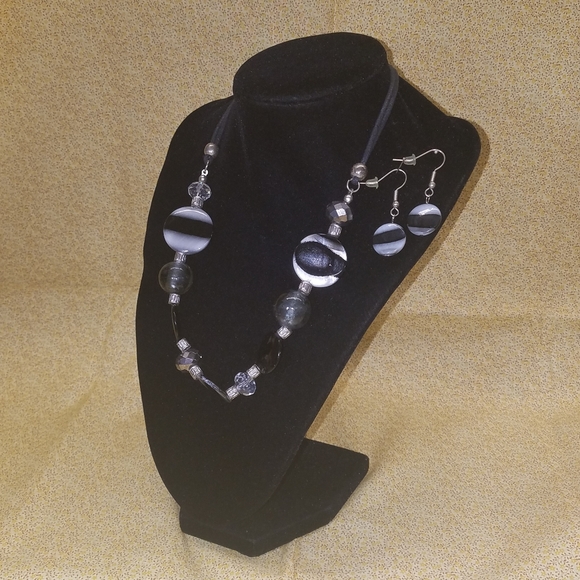 Black glass necklace set - Picture 4 of 6